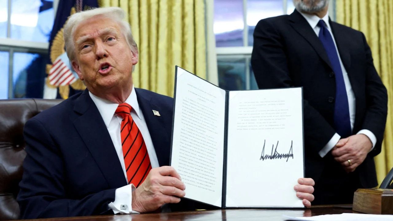 Trump ignores warnings, slaps 25% tariffs on steel & aluminum imports!